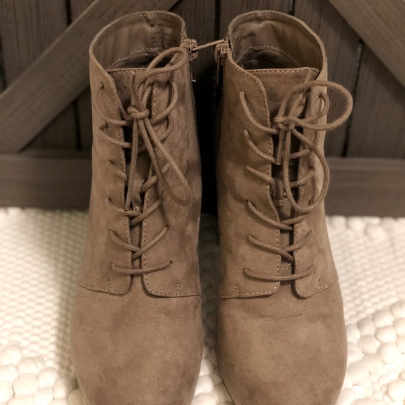 Size 9 boots - a.n.a A New Approach - Picture 3 of 7